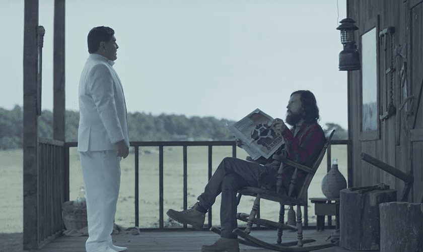 No anúncio, Maradona orienta um homem chamado Noé a construir um campo de futebol. (Foto: Reprodução/Youtube)