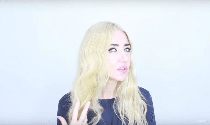 A ideia é criar ondas leves e suaves modeladas pelo calor da chapinha. (Foto: YouTube/Nicci Welsh)