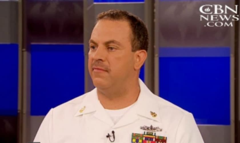 O oficial da Marinha, Thomas Gentry arriscou sua própria vida para salvar uma mulher de um carro em chamas nos EUA. (Imagem: Captura de Tela / CBN News)