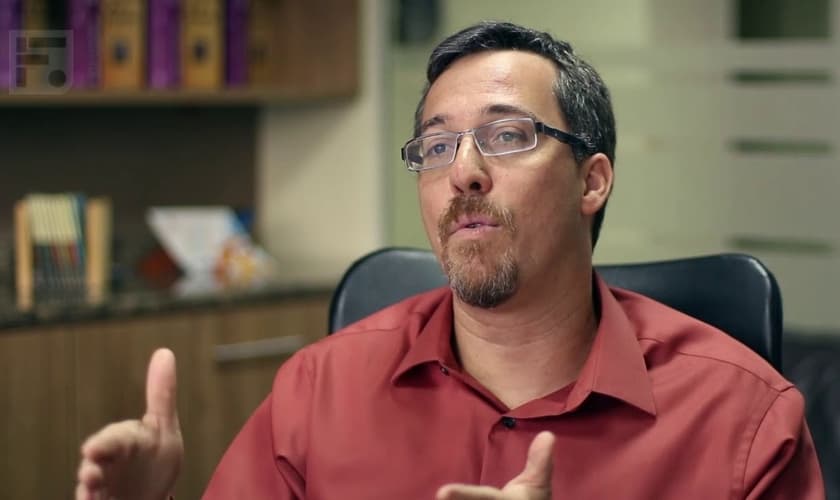 O líder da igreja comenta que tal questionamento levanta opiniões diferentes. (Foto: Reprodução / YouTube).