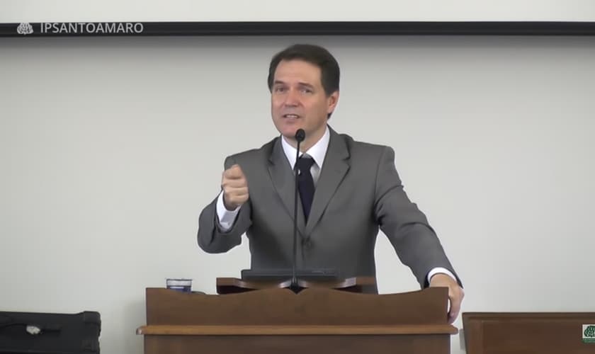 O pastor prega sobre as novas formas de cristianismo. (Foto: Reprodução/Youtube).
