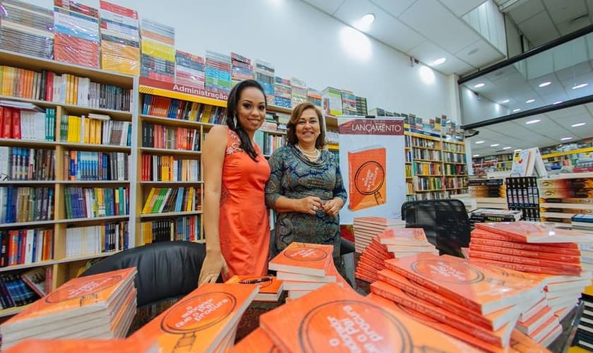 As autoras Christine Hael e Monica B. Bonze refletem sobre a verdadeira adoração. (Foto: Reprodução/Facebook)