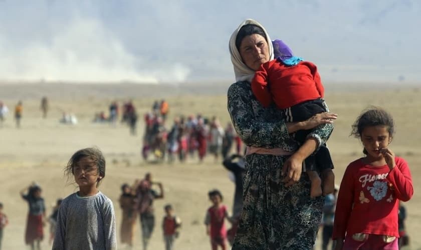 O Estado Islâmico tem invadido cidades e obrigado minorias étnicas e religiosas a fugirem de suas terras / casas. (Foto: Reuters)