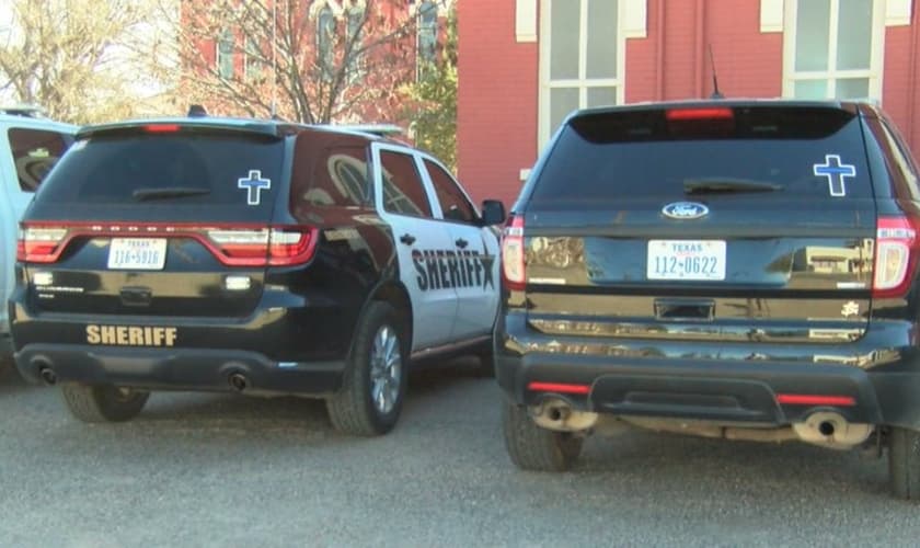 Carros de polícia do condado de Brewster, com cruzes expostas em seus vidros traseiros. (Foto: My States Man)