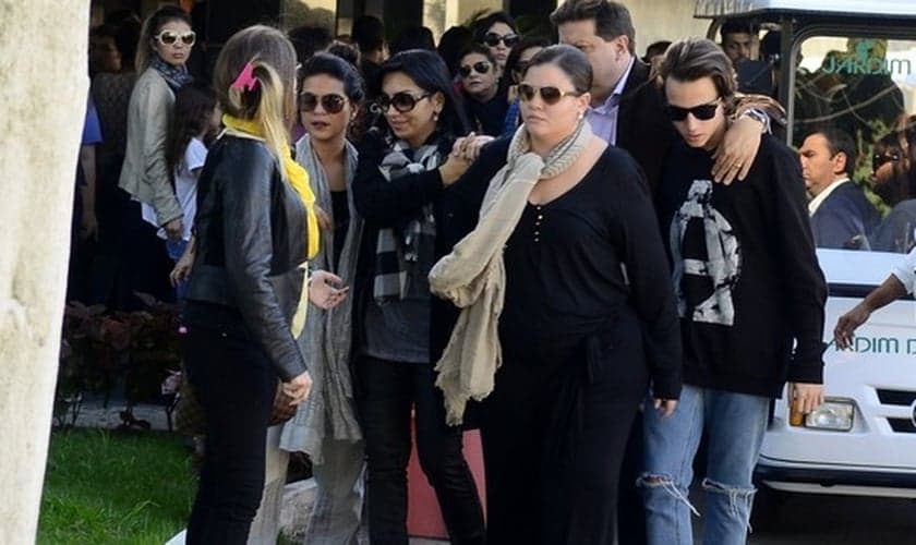 Eyshila, acompanhada pelo marido, pastor Odilon e pelo filho, Lucas Oliveira. (Foto: Ego)