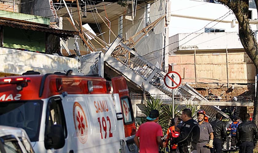 O imóvel da igreja Assembleia de Deus Madureira - Campo do Taboão passava por uma reforma e os bombeiros acreditam que estas obras possam ter abalado a estrutura do imóvel. (Foto: Folha de S. Paulo)