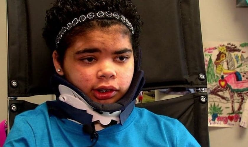 Kyla Roberts, de 14 anos, foi lançada para fora do carro em um grave acidente que aconteceu no dia 6 de março. (Foto: Reprodução/WTVR)