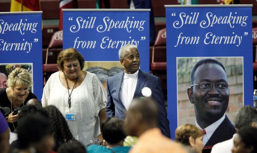 Banners com fotos das vítimas diziam: "Ainda falando na eternidade" e foram colocados no local para a cerimônia. (Foto: Reuters)