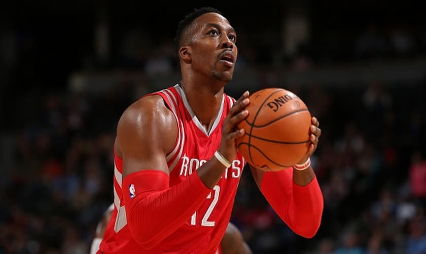 Recentemente, Dwight assinou com o Houston Rockets, onde atualmente ele promove um momento de oração pré-jogo com seus companheiros. (Foto: Inquisitr)