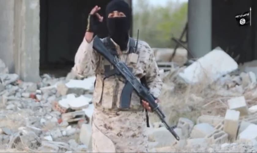 Um homem mascarado, identificado como Abu Zubair Al-Masri, que ameaça os cristãos. (Foto: Reprodução/YouTube)