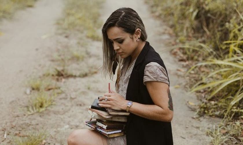 A compositora decidiu aproveitar sua força na internet para se desafiar de forma criativa. (Foto: Divulgação).