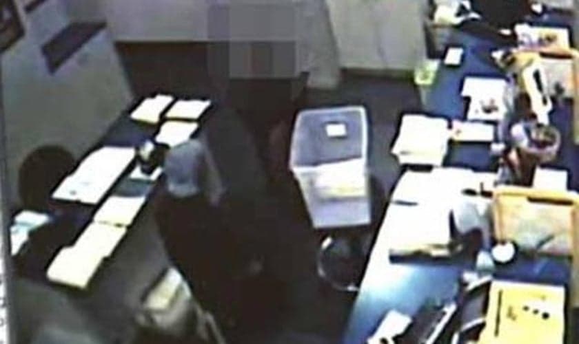 A balconista resolveu orar e evangelizar o bandido durante o assalto. (Foto: Reprodução/Câmeras de Segurança)