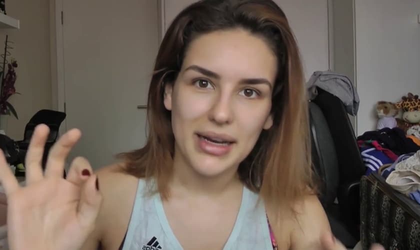 A youtuber se referiu a Deus com um grande número de palavrões. (Foto: Reprodução/YouTube)