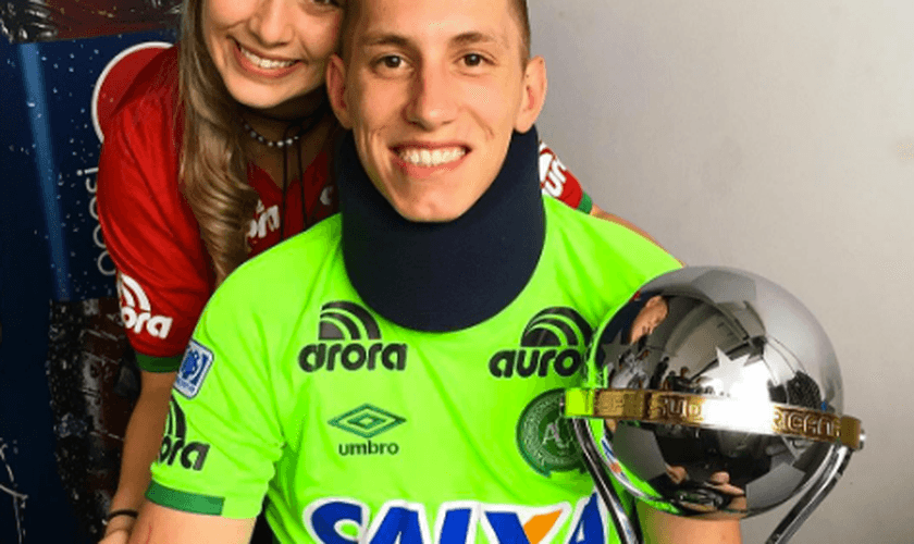 Andressa Perkovski e o goleiro Jackson Folmann, em foto após a tragédia. (Foto: Reprodução/Instagram)