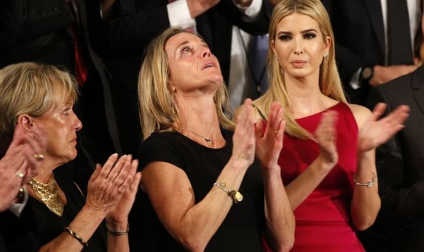 Carryn Owens (centro) havia ganhado uma nova amiga antes que deu marido fosse morto em uma batalha militar. (Foto: Reuters).