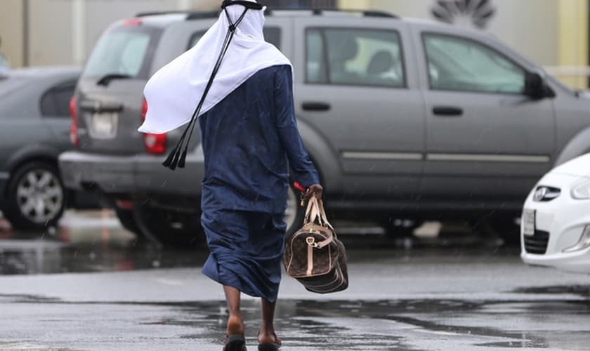 Homem andando em Dubai, nos Emirados Árabes Unidos. (Foto: Associated Press Photo)