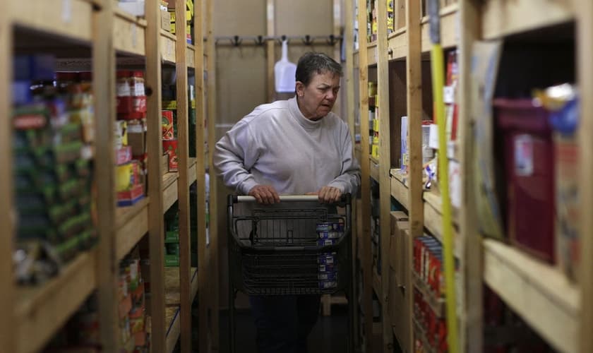 Vicki Seagel, de 61 anos, trabalha diariamente para garantir alimento às famílias. (Foto: Isaac Smith/The Southern)