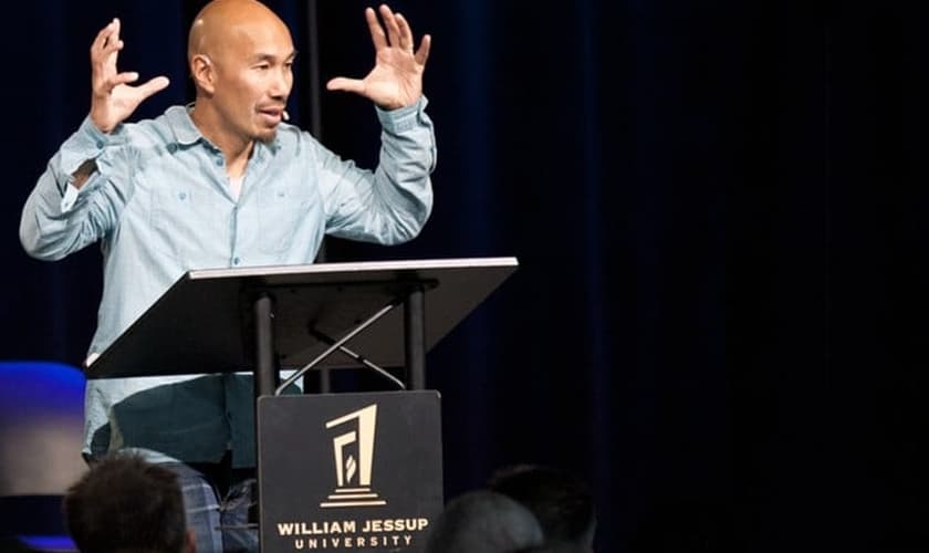 Francis Chan é conhecido por pregar em conferências pelo mundo todo. (Foto: Reprodução)