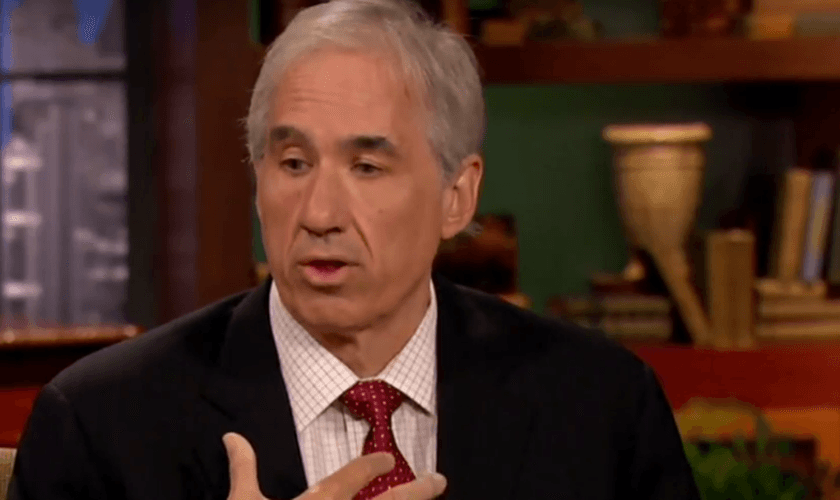 David começou a ter os olhos abertos para buscar mais evidências sobre o livro sagrado. (Foto: Reprodução).