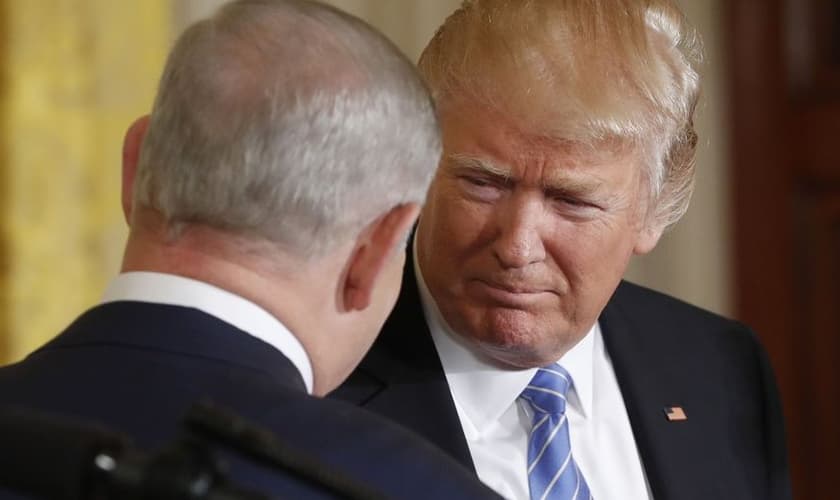Donald Trump e o primeiro-ministro de Israel, Benjamin Netanyahu, em encontro na Casa Branca. (Foto: AP Photo/Pablo Martinez Monsivais)