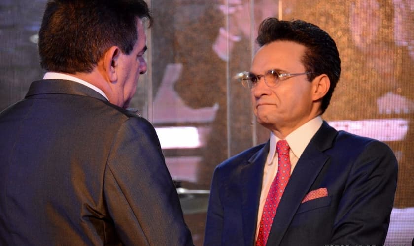 Pastor Jabes Alencar (esquerda) transfere a liderança da AD Bom Retiro para o pastor Samuel Ferreira. (Foto: Getúlio Camargo)