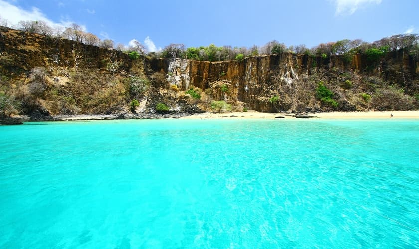 A Baía do Sancho, em Fernando de Noronha (PE) é a melhor praia do mundo. (Foto: Wikimedia Commons)