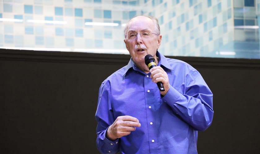 O pastor Steve Wilson ensina 5 passos para orar por enfermos de maneira prática. (Foto: Guiame/Marcos Paulo Correa)