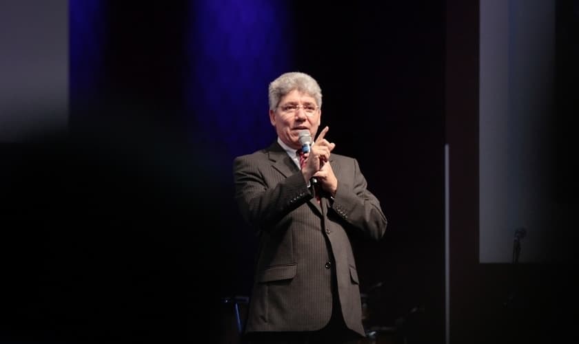 O pastor Hernandes Dias Lopes diz que fomos chamados para uma experiência profunda de avivamento. (Foto: Reprodução)