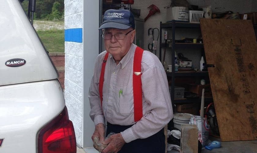 Johnny Jennings começou a recolher papeis para reciclagem há mais de 30 anos e hoje faz dessa atividade, uma forma de ajudar instituições de caridade. (Foto: Facebook)