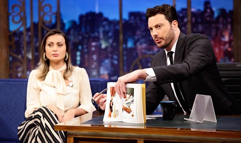 Andressa Urach em entrevista ao apresentador Danilo Gentilli. (Foto: Gabriel Cardoso/SBT)