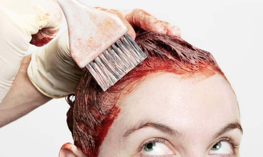 Saiba como tingir o cabelo em casa sem cometer erros. (Foto: Powerofforever/Getty Images)