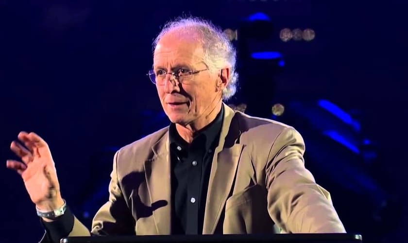 John Piper é pastor e professor da Escola de Teologia Bethlehem, nos EUA. (Imagem: Youtube)