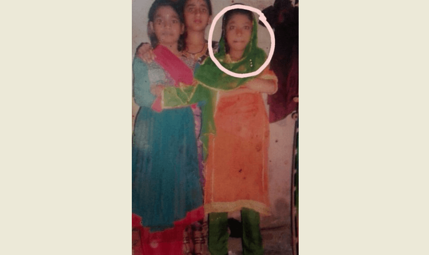 Outros cúmplices foram ouvidos no exterior da casa, gritando "você já pegou a garota?" (Foto: Reprodução).