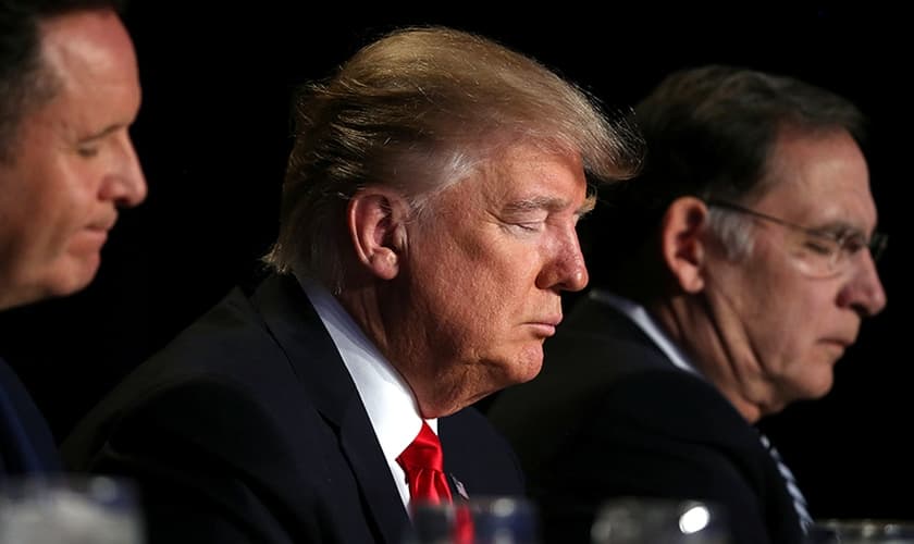 Presidente Donald Trump ora durante evento National Prayer Breakfast, em Washington. (Foto: Reuters/Carlos Barria)