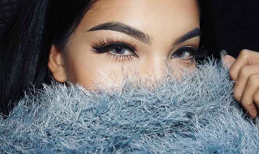 A sobrancelha ganha um arco bem definido e uma afinada sutil na ponta externa. (Foto: Reprodução/Pinteres)