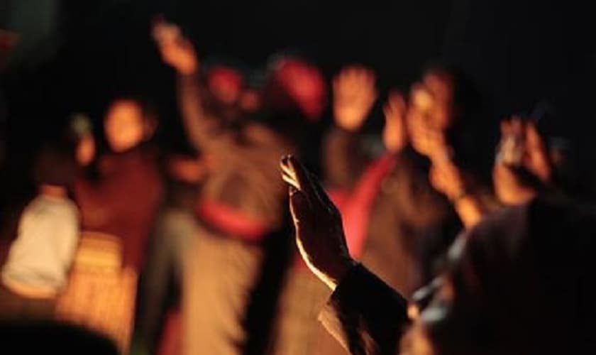Sacerdote maia faz oração para o Sol em torno de uma fogueira em Alta Verapaz, na Guatemala. (Foto: Reuters/Jorge Dan Lopez)