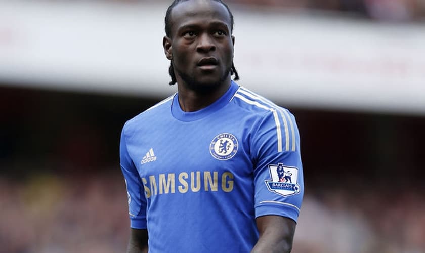 Hoje, Victor Moses é titular da ala direita do Chelsea, líder do Campeonato Inglês. (Foto: Reprodução)