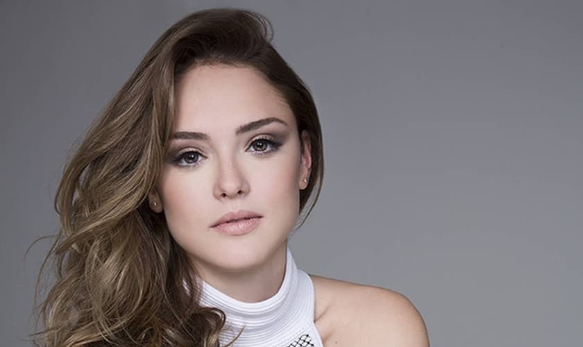 Isabelle Drummond revelou que sua relação com a fé veio da família. (Foto: Divulgação)
