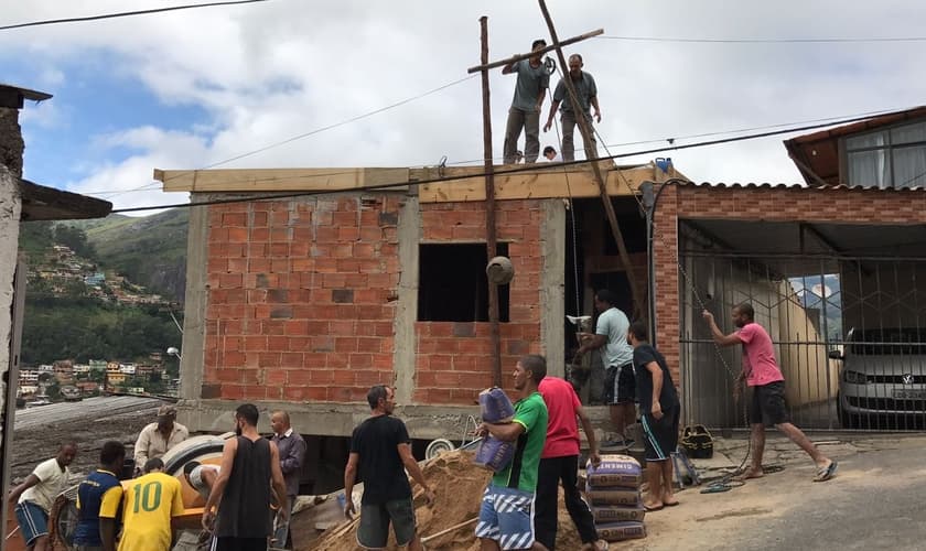 Os voluntários aproveitaram uma parte vazia do terreno onde a família mora. (Foto: ASN).