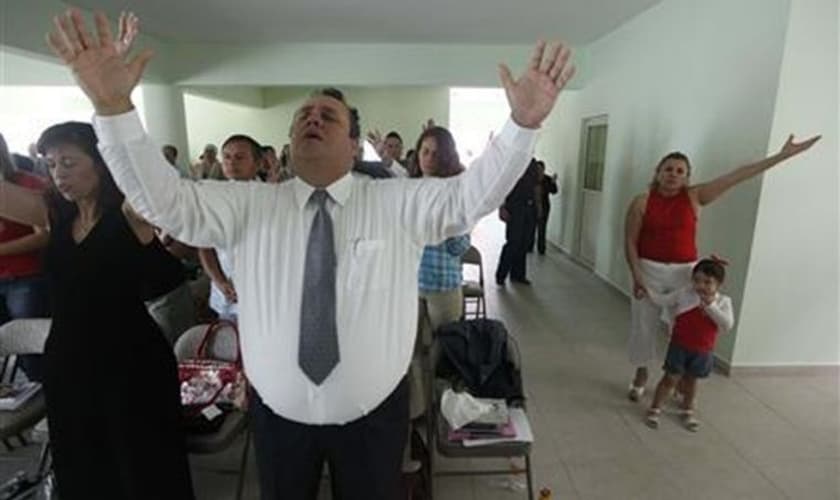 Cristãos durante um culto de oração em uma igreja evangélica em Leon, no México. (Foto: Reuters)