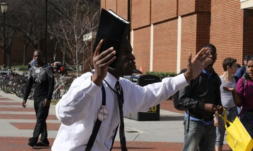 Chike está arquivando um processo contra a faculdade com o apoio da Aliança em Defesa da Liberdade. (Foto: Reprodução).