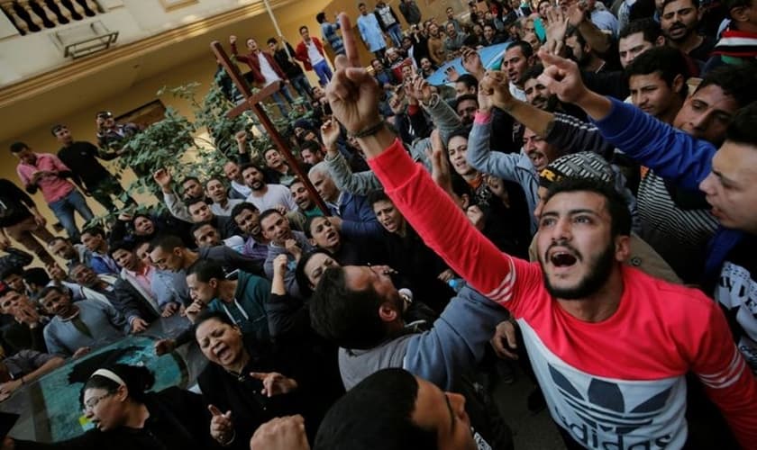 Em dezembro de 2016, o grupo extremista reivindicou a autoria de um bombardeio na Igreja do Cairo. (Foto: Reuters).