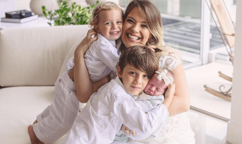 Mariana posa junto com os filhos de Tito, 6 anos, Davi, 2 anos e Bella, de poucos meses. (Foto: Erika Muniz)