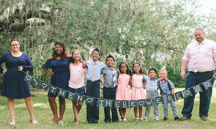 Da esquerda para a direita: Jessaka (mãe) Maria, 14 anos; Elizabeth, 11; Guillermo, 10; Jason, 8; Kristina, 7; Katerin, 7; James, 5 e Joshua (pai). (Foto: enna Davis Photography)