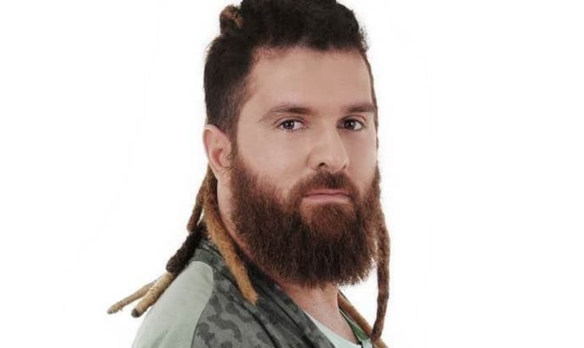 Seo faz uso do rastafári e usa barba grande. Ele afirma já foi alvo de preconceito por causa disso. (Foto: Divulgação).