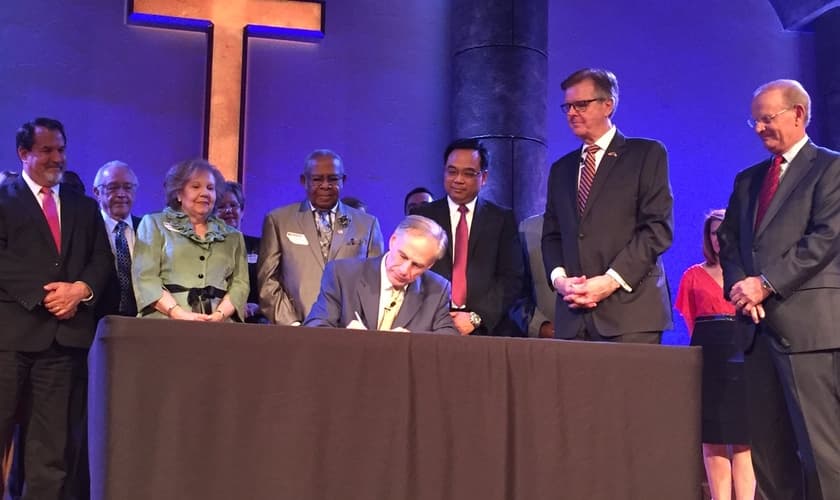 Governador Greg Abbott assina nova "Lei de Defesa dos Sermões" ao lado de pastores, no Texas. (Foto: Twitter)