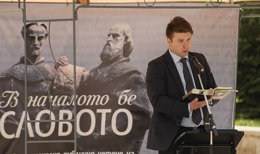 Mais de 50 cristãos se revezaram para ler a Bíblia em praça pública, na cidade de Sófia, capital da Bulgária. (Foto: BBS)