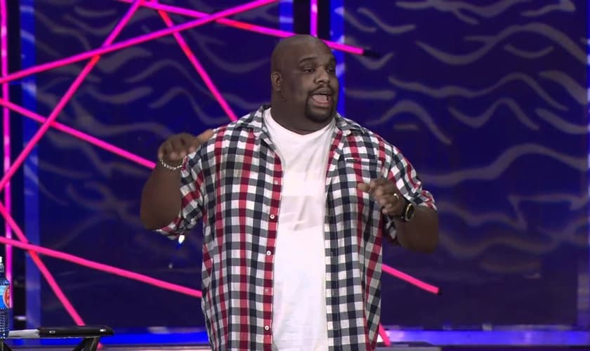 O pastor ressaltou a importância da fé estar aliada a realidade. (Foto: Reprodução).