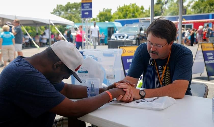 A igreja realiza ações sociais para criar vínculos com a comunidade. (Foto: Reprodução/Facebook).