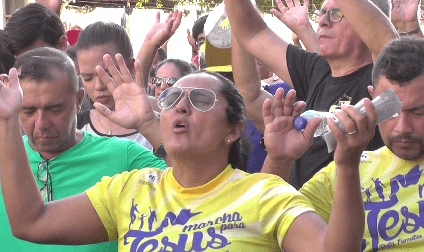 O evento anual contou com paradas estratégicas para oração. (Foto: Karlos Aires).